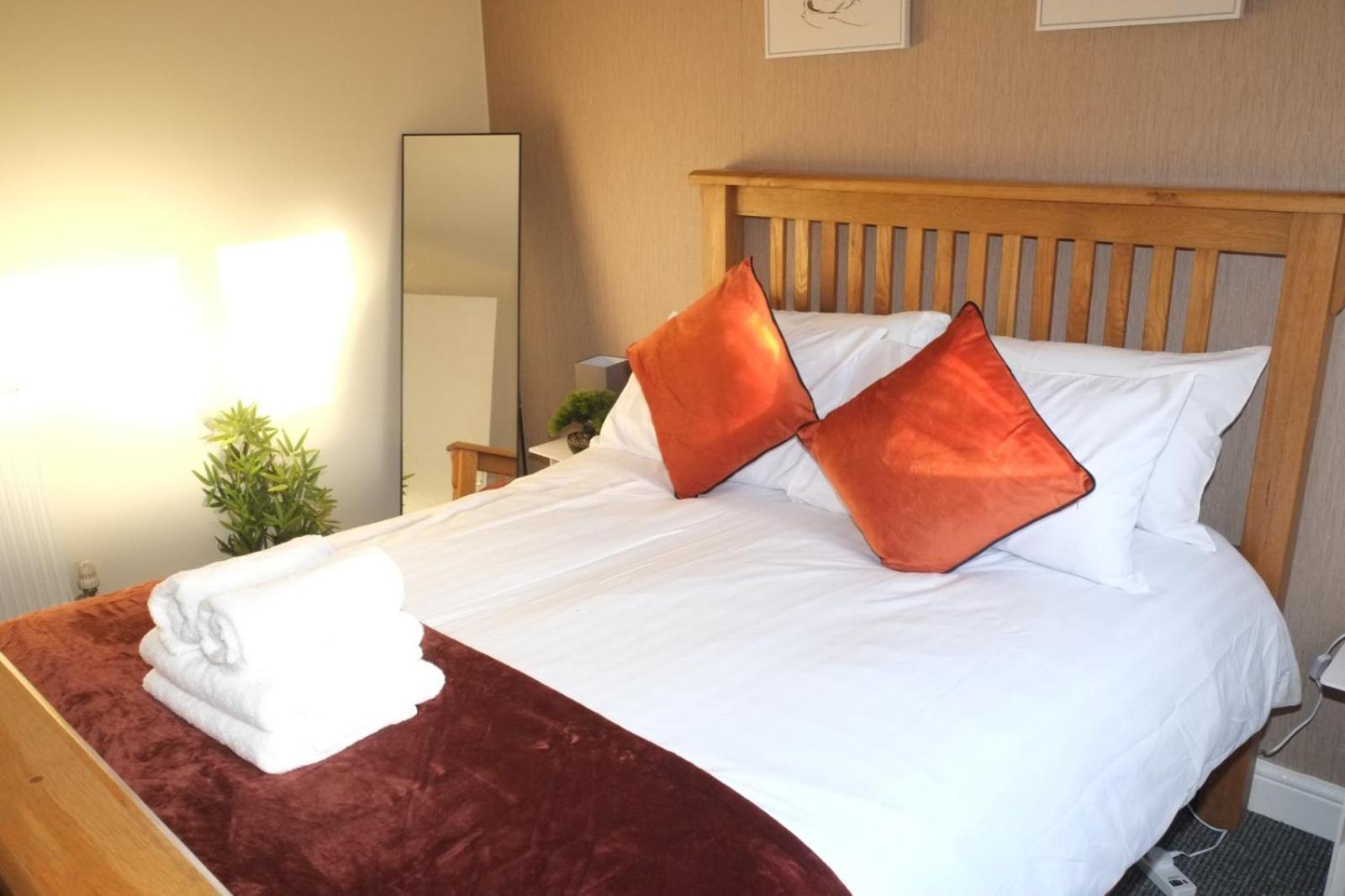Lausory King Bed Living Your Luxe Home Away Nottingham Exterior foto